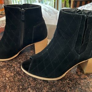 Womans Size 8 Peep Toe quilted bootie